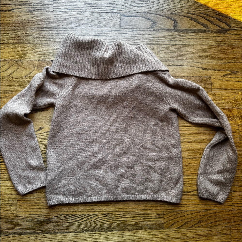 Old Navy Women Sweater size m Brown
Cotton Blend Off Shoulder Knit pullover - Picture 9 of 9